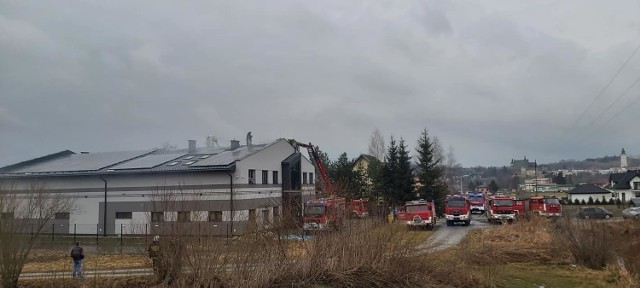 Pożar wybuchł na poddaszu budynku pokrytego ponad setką paneli fotowoltaicznych