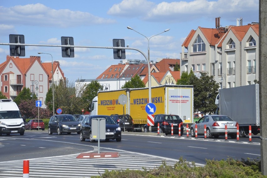 Uwaga kierowcy. Duże korki w centrum Głogowa. Rondo i droga na most stoją. ZDJĘCIA