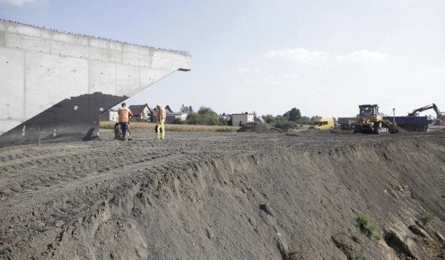 Nowa trasa połączy obwodnicę Północną z ulicą Niemodlińską w rejonie węzła drogowego nad  torami. Całość ma kosztować ponad 119 milionów złotych, a prace zakończą się w 2019 roku.