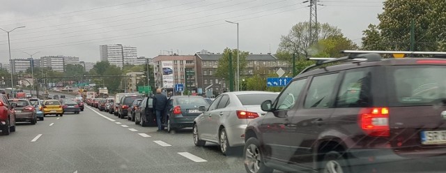 Estakada DTŚ nad ulicą Bracką. Tu obowiązuje ograniczenie prędkości do 70 km na godzinę. Kierowcy jeżdżą znacznie szybciej, w efekcie do wypadków dochodzi tu bardzo często. Najczęściej auta wypadają z drogi i uderzają w barierki. Po każdym takim zdarzeniu na DTŚ tworzą się ogromne korki