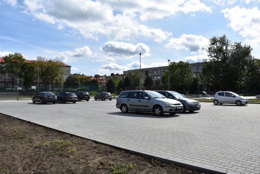 Tarnów. Kierowcy wjeżdżając na nowy parking łamią przepisy 