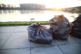 Sprzątanie praskiego brzegu Wisły. Z zebranych śmieci powstanie rzeźba