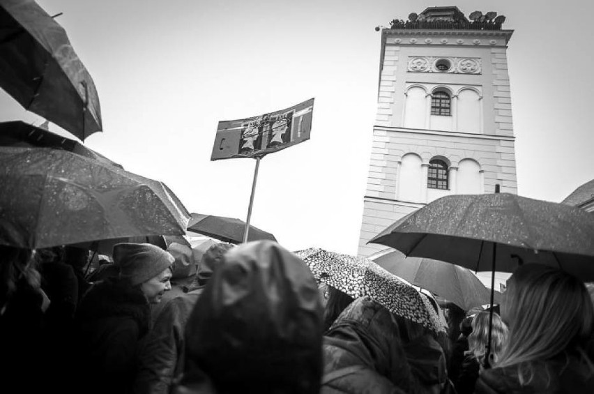 Zgłaszają się organizatorzy "czarnego protestu" w Warszawie....