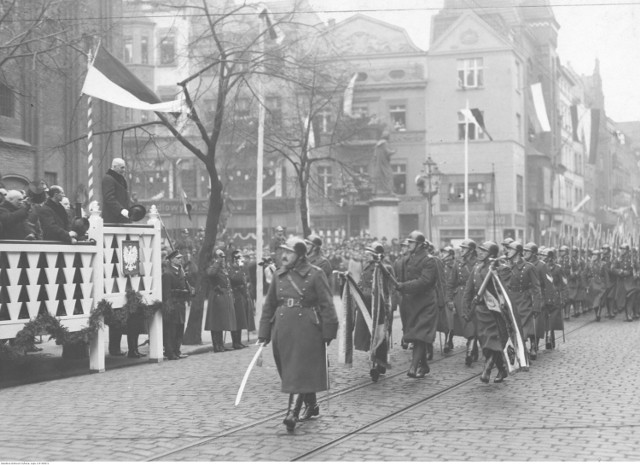 63 pułk piechoty defiluje przed prezydentem Mościckim w 1930 roku.