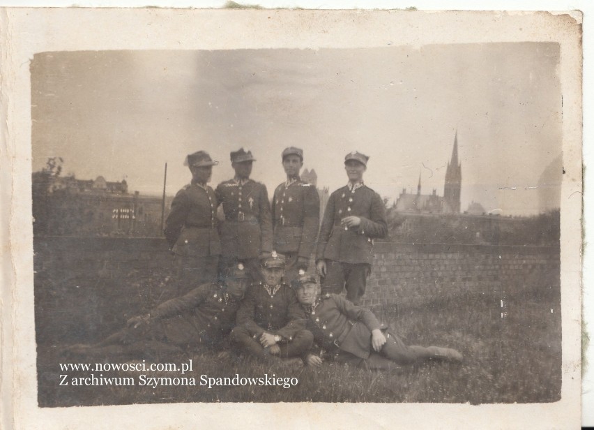 Zdjęcie kolejne - panowie stoją na Baterii Dobrzyńskiej