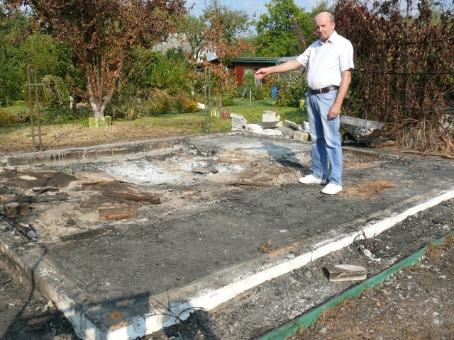Włoszczowski radny miejski Czesław Młynarczyk pokazuje spaloną doszczętnie altanę. Swoje straty ocenił na około 20 tysięcy złotych.