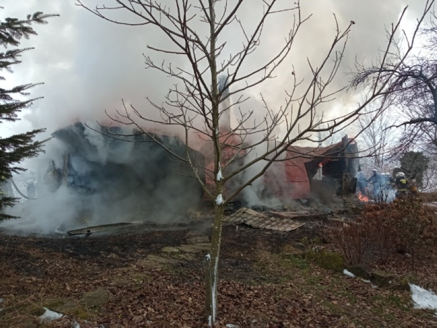 Tragiczny finał pożaru w Szymbarku. W zdarzeniu śmierć poniosła 14-letnia dziewczynka. Na miejscu pracuje prokurator [AKTUALIZACJA]