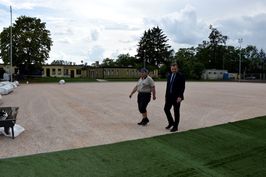 Układają sztuczną trawę na nowym boisku w Piotrkowie na...