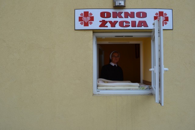 Okno Życia w Bielsku-Białej działa od 14 kwietnia 2009. Początkowo zajmowały się nim siostry ze Zgromadzenia Córek Bożej Miłości.
