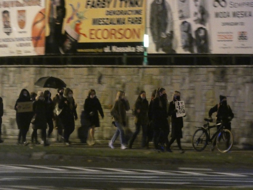 Wieczorny "Strajk Kobiet" w centrum Piły [ZDJĘCIA]