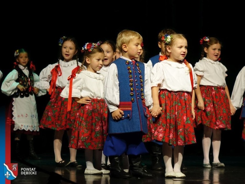 Spotkanie z folklorem w Dębicy. Dębiczanie i rzeszowiacy zatańczyli na scenie DK MORS. Zobaczcie zdjęcia!