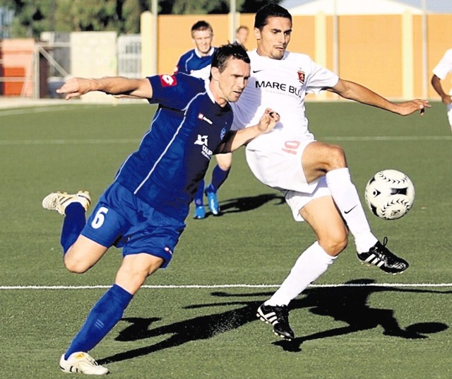 W pierwszym meczu z Maltańczykami jedynego gola dla Ruchu strzelił z rzutu karnego Wojciech Grzyb (z lewej).
