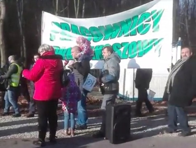 Górnicy z likwidowanej kopalni Makowszowy w Brzeszczach przed domem Beaty Szydło