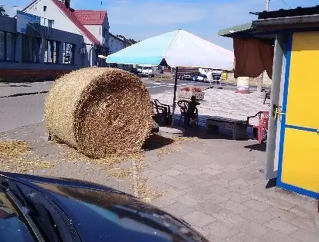 Balot słomy spadł tuż obok lodziarni, w której byli ludzie.