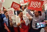 Euforia w sztabie PiS po ogłoszeniu sondażowych wyników exit poll. "Andrzej Duda! Andrzej Duda!", a w kuluarach nastroje mniej optymistyczne