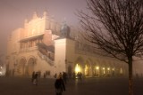 Nagi zakład na Rynku Głównym. Założyli się, że pobiegną na czas bez ubrań