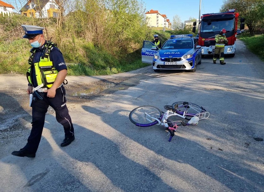 Wypadek w Ostrowie pod Przemyślem. Dziewczynka na rowerze zderzyła się z seatem [ZDJĘCIA]