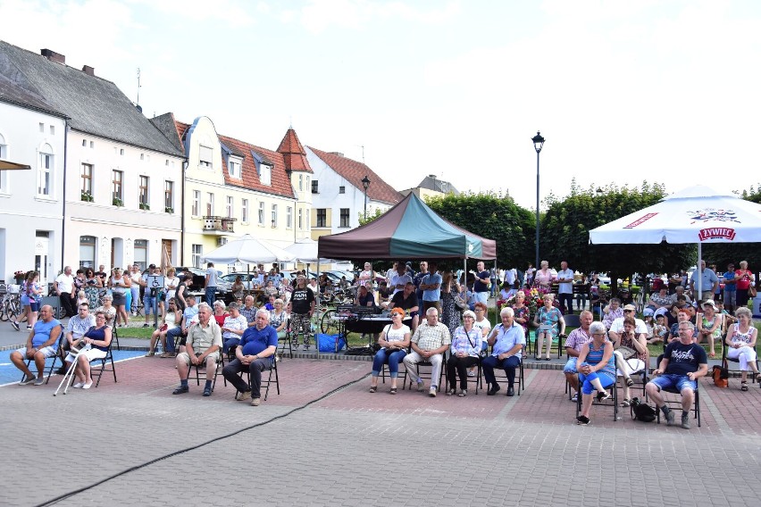 Koncert Darka Nowickiego na łabiszyńskim rynku.