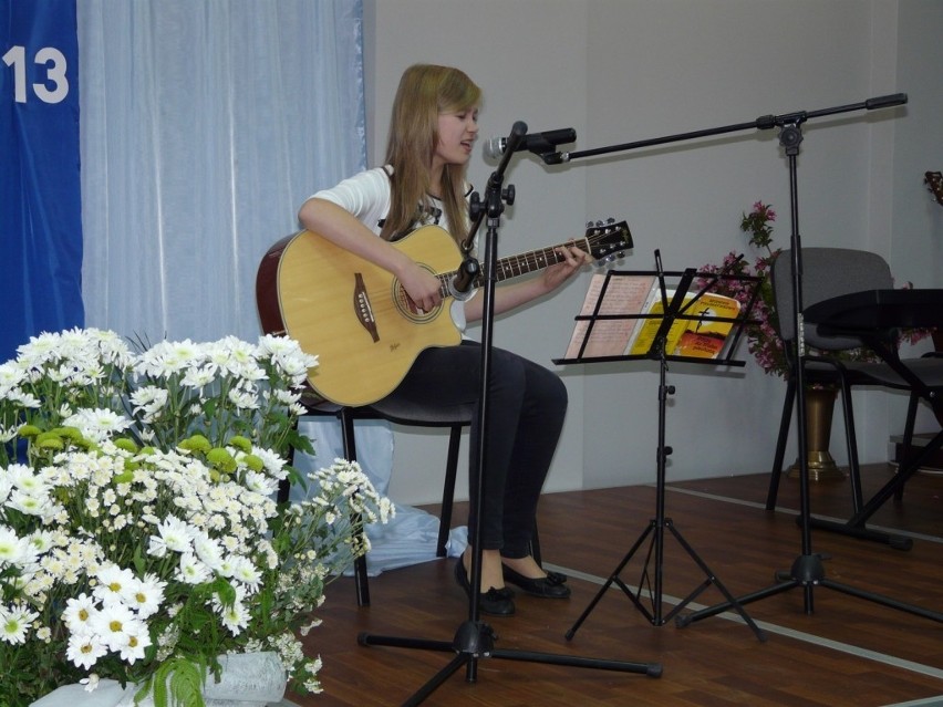 Karolina Derwisz akompaniowała sobie na gitarze
