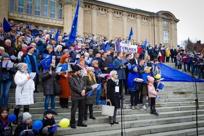 Hymn Unii Europejskiej śpiewany na Wałach Chrobrego 