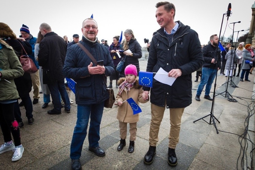 Hymn Unii Europejskiej śpiewany na Wałach Chrobrego 