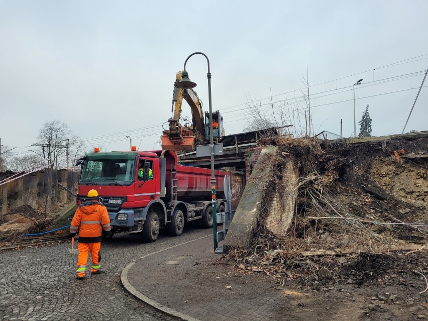 Wyburzanie wiaduktu nad ul. Powstańców Śląskich w Opolu.