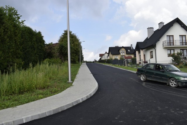 Trwa asfaltowanie drogi, która znacznie ułatwi poruszanie się mieszkańcom domów zlokalizowanych na tym terenie.