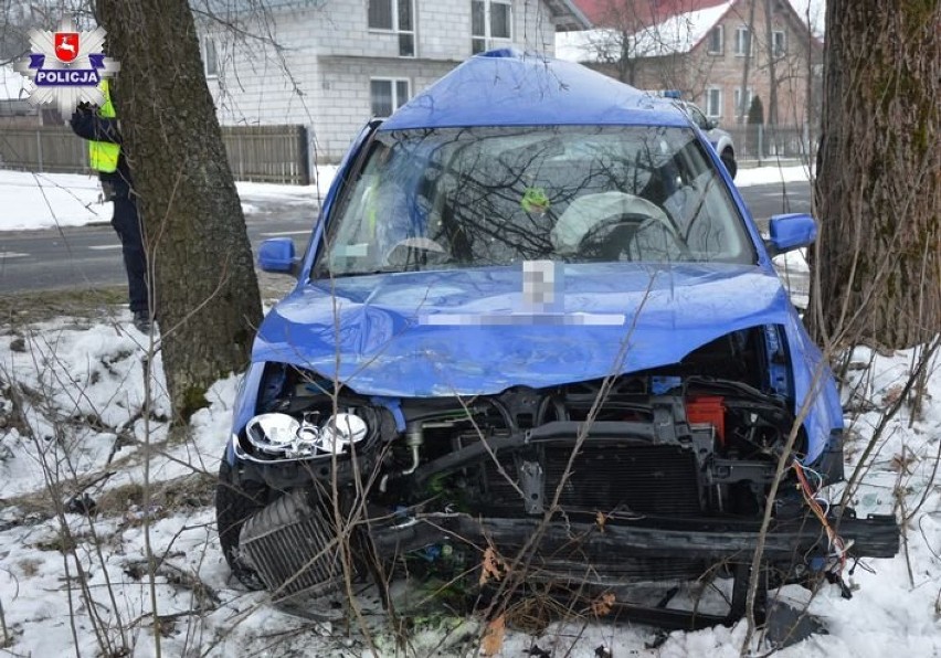 18-letni kierowca wpadł w poślizg, a auto uderzyło w drzewa....