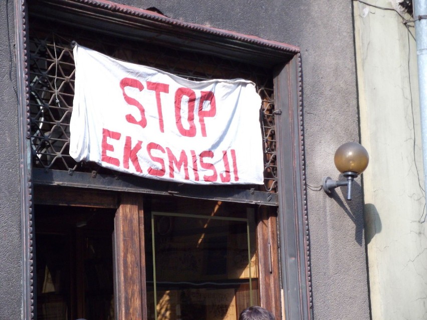 Transparent "Stop Eksmisji" umieszczony nad wejściem do...