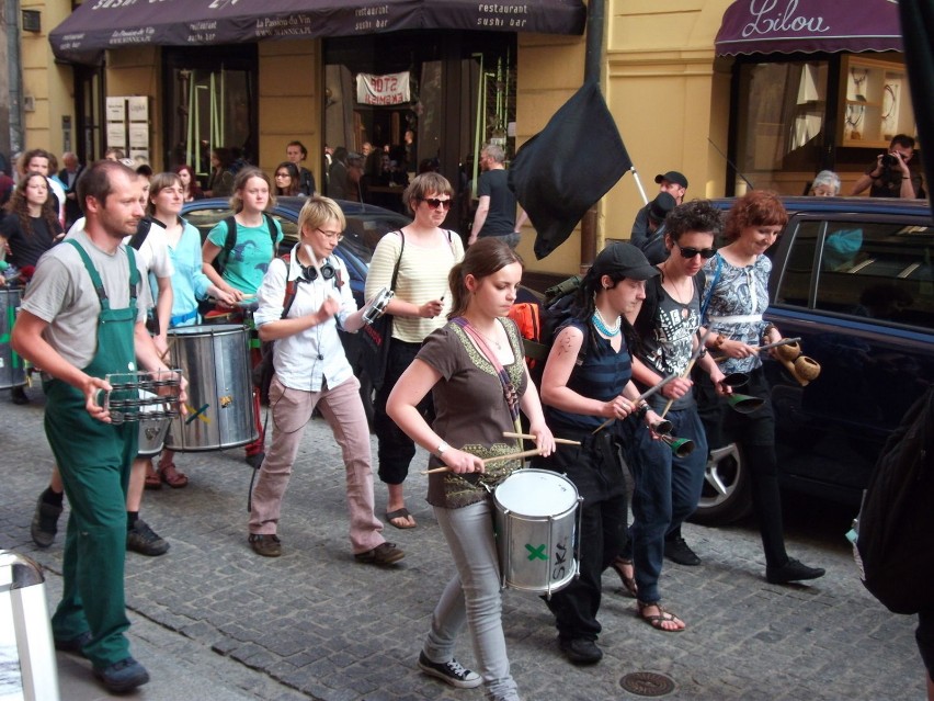 Uczestnicy manifestacji wyrażający brak aprobaty dla działań...