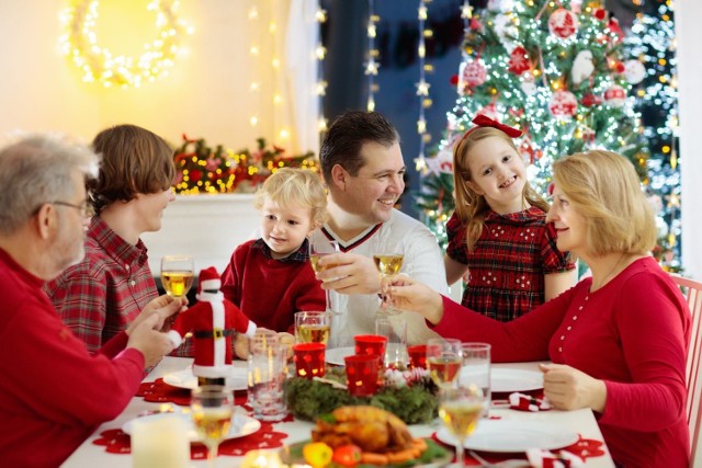 Prezenty kupione, dom wysprzątany, świąteczne przysmaki przygotowane. Jeśli jednak jesteś gospodarzem uroczystej kolacji wigilijnej, czeka cię jeszcze trochę przygotowań. W końcu wigilijny stół, przy którym gromadzą się rodzina i znajomi, to jeden z najważniejszych elementów Bożego Narodzenia. Zobacz, jak go przygotować, aby prezentował się wyjątkowo.