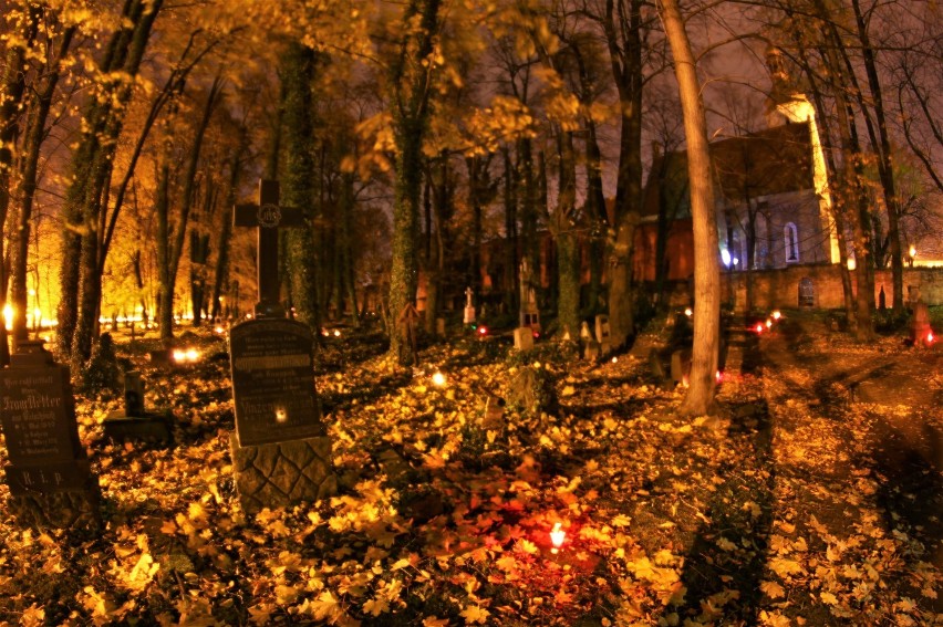 Dwa najstarsze żorskie cmentarze zachwycają nocą - zobacz zdjęcia!