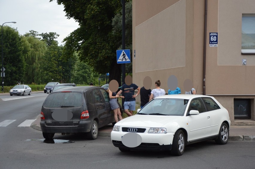 Lębork. Podają różne wersje kolizji na Niepodległości, więc policja skierowała sprawę do sądu