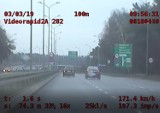 Urządzili sobie rajd po mieście, pędzili 170 km/h. Pożegnali się z prawkiem [WIDEO]