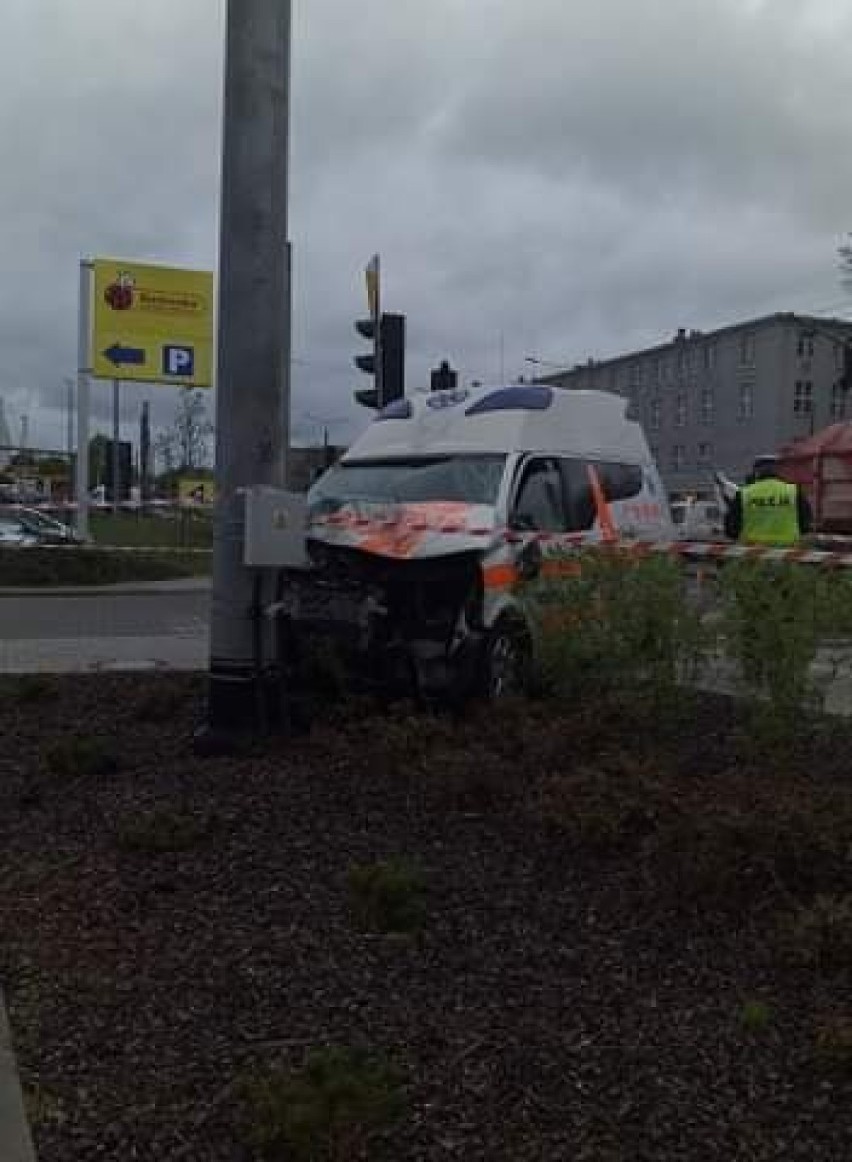 Wypadek w Gdyni na ulicy Morskiej. Samochód ciężarowy zderzył się z karetką pogotowia