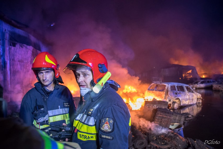 Strażacy musieli walczyć z ogniem w Sosnowcu przez wiele...