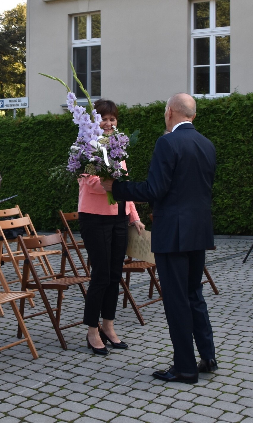 Rozpoczęcie roku szkolnego w ZSR Grzybno. Pierwszy dzwonek zabrzmiał dla ponad 300 uczniów i nowej dyrektor ZSR w Grzybnie