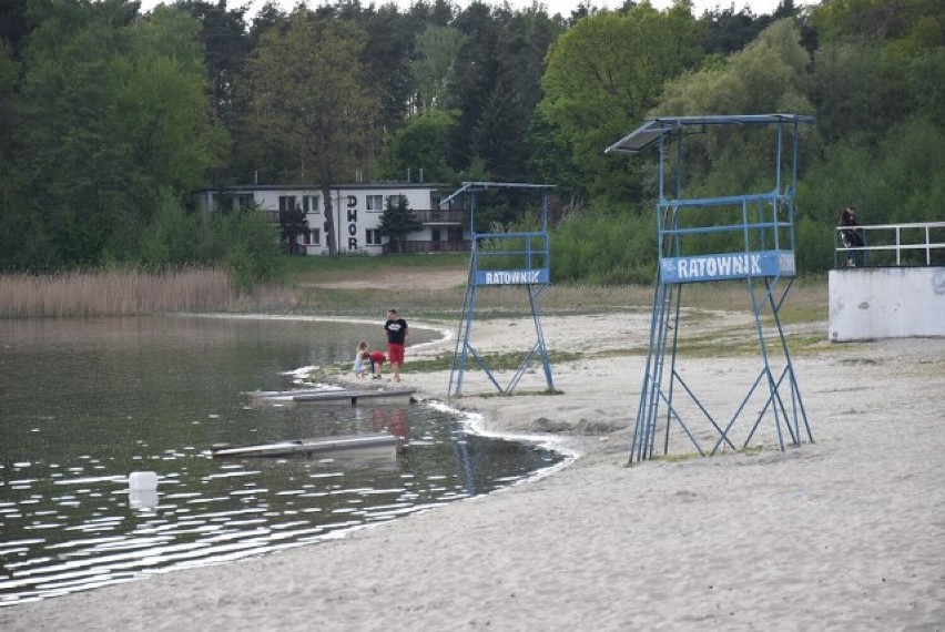 PRZYJEZIERZE: Drastyczny spadek wody w jeziorze Ostrowskim. Są prognozy na to, co stanie się za 6-7 lat [GALERIA]