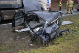 Poważny wypadek na DK 16 w Kłódce pod Grudziądzem. Jedna osoba była zakleszczona w samochodzie po zderzeniu z ciężarówką