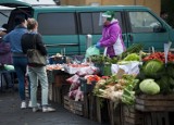 Targowisko w Sławnie w czasie epidemii koronawirusa [ZDJĘCIA]