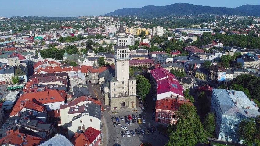 Sensacyjne odkrycie w parafii pw. św. Mikołaja w Bielsku-Białej! Napis i ciekawy krzyż ukryte pod elewacją 