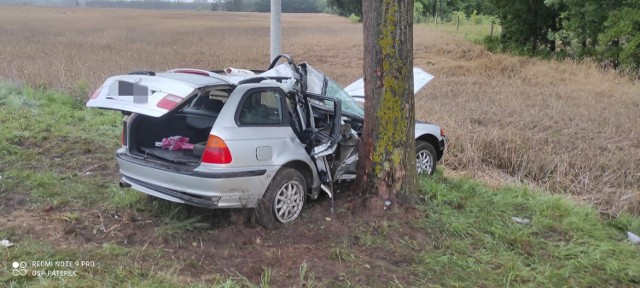 Do wypadku doszło w niedzielę, 6 sierpnia, na drodze wojewódzkiej nr 246 między Paterkiem a Wieszkami. Kierujący BMW 45-latek stracił panowanie nad pojazdem i uderzył w drzewo.
