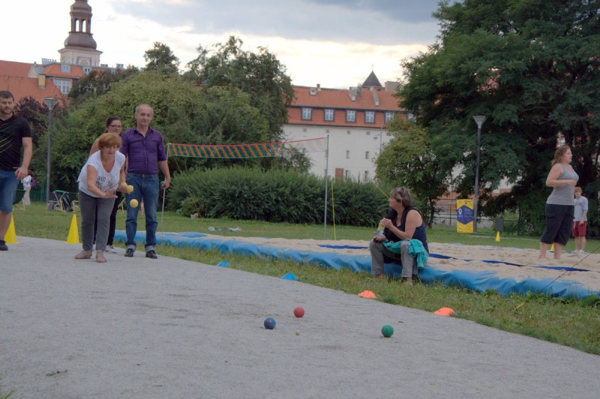 Wrocław: Badminton, wspinaczka i turlanie w dmuchanych kulach (ZDJĘCIA)