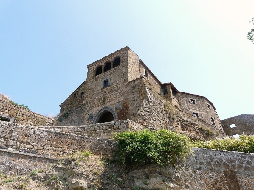 Większość zachowanych budowli w Civita di Bagnoregio...