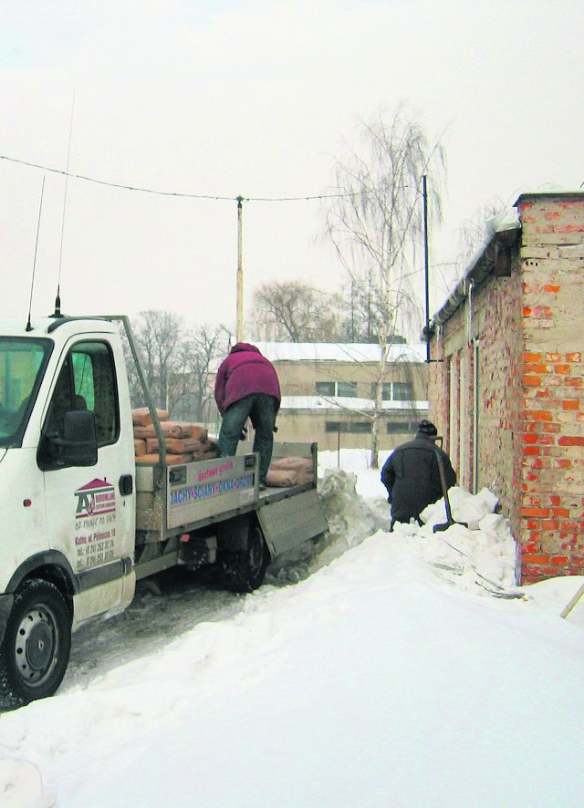 W styczniu 2010 r. przywieziono materiały budowlane