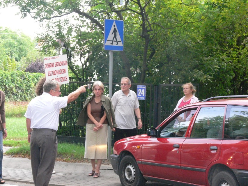 Część kierowców próbowała objeżdżać blokadę po chodniku