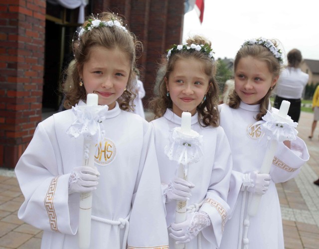 Przyjęły ją w kościele św. Izydora w Jankowicach. Z początkiem maja tradycyjnie rozpoczęły się komunie w całym województwie.

W Jankowicach wszystkie dzieci sakrament przyjęły w takich samych strojach. Dziewczynki w skromnych albach, chłopcy w garniturkach.
