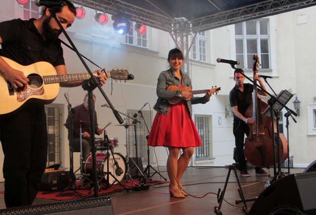 Na dziedzińcu grudziądzkiego ratusza wystąpiła najpierw Zuza Wiśniewska grająca na ukulele bydgoszczanka, a następnie Trio Boffelli Quartet z programem "Italiano Vero”, na który złożyły się największe włoskie przeboje. To był ostatni akcent tegorocznego Jarmarku Spichrzowego w Grudziądzu.