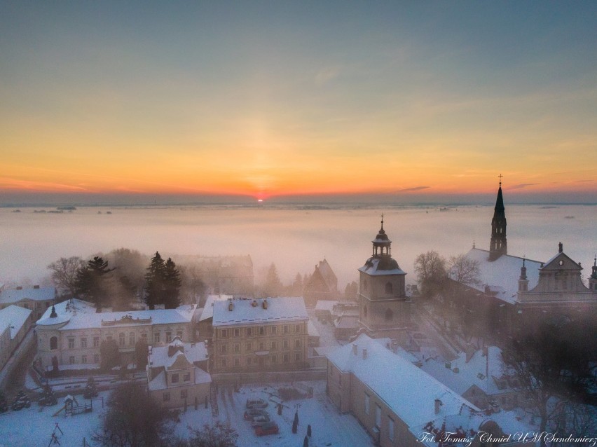 Sandomierz o poranku pod mglistą pierzynką. Zobacz jak...