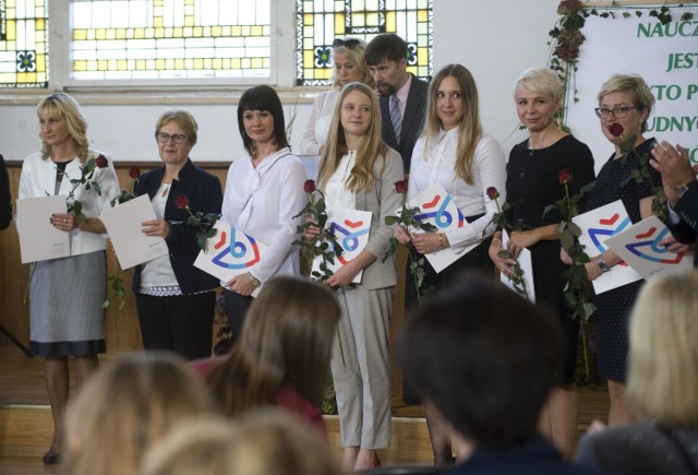 W tym roku oficjalne obchody Dnia Edukacji Narodowej odbyły się w gościnnych progach I Liceum Ogólnokształcącego im. Dubois w Koszalinie. 

Tradycyjnie już prezydent miasta uhonorował wyróżniających się pracowników oświaty nagrodami finansowymi.W 2019 roku do ratusza wpłynęło aż 132 wnioski o przyznanie Nagrody Prezydenta Miasta Koszalina. 

Komisja pozytywnie zaopiniowała 104 z nich, a prezydent Piotr Jedliński przychylił się do wszystkich zaopiniowanych wniosków. 

Zobacz także Inauguracja roku akademickiego w PWSZ w Koszalinie
